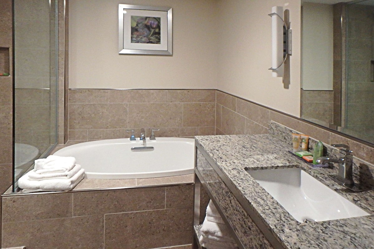 suite, 1 king bed | bathroom | free toiletries, hair dryer, towels, soap