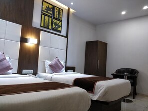 In-room safe, desk, iron/ironing board, free WiFi - Hotel Royal Shelter (Vapi)