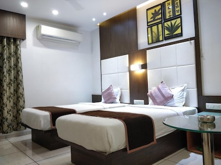 Caja de seguridad en la habitación y escritorio