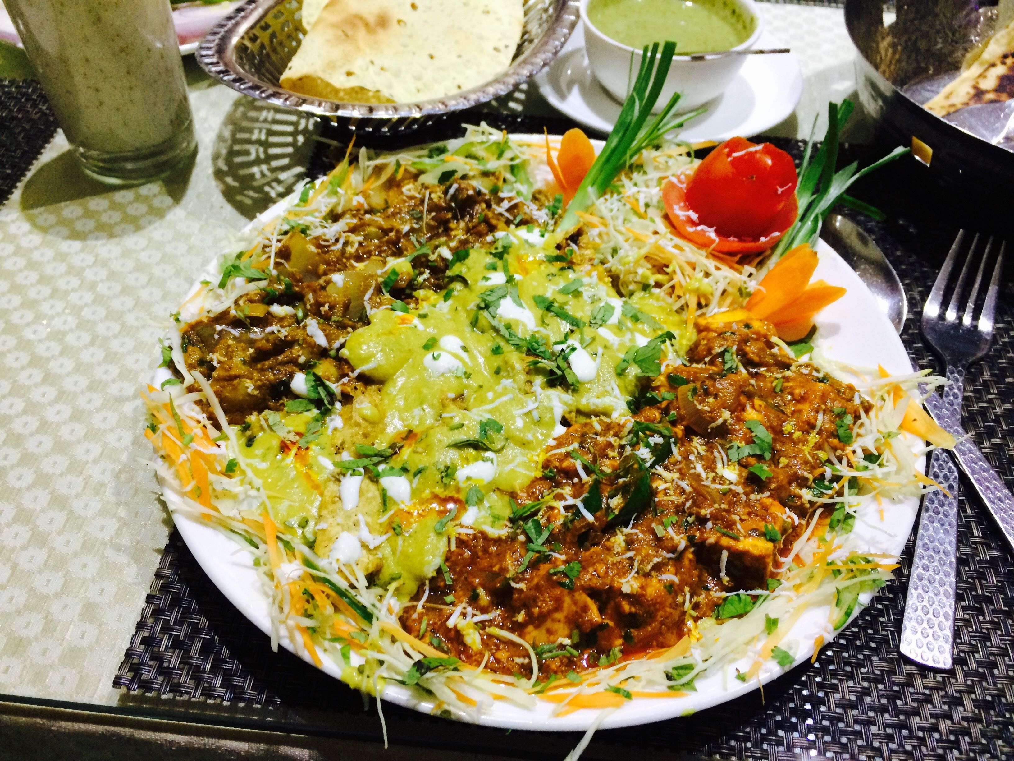 Un plato de comida con diversos ingredientes y adornos.
