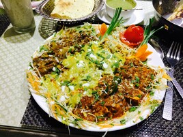 Un plato de comida con diversos ingredientes y adornos.