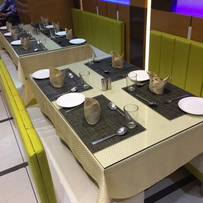 Restaurant - Hotel Royal Shelter (Vapi)