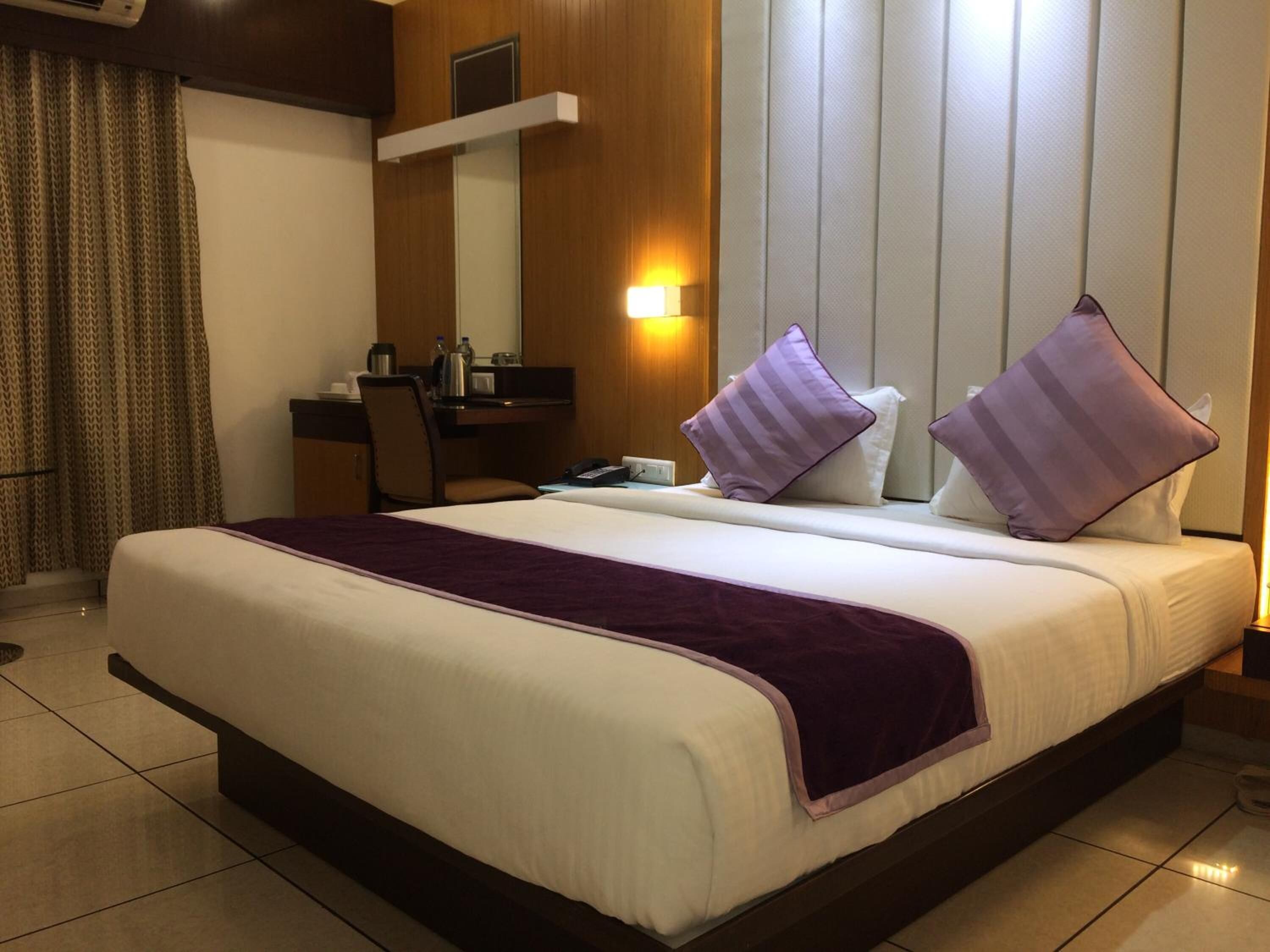 Cofres nos quartos, escrivaninha, ferros/tábuas de passar roupa