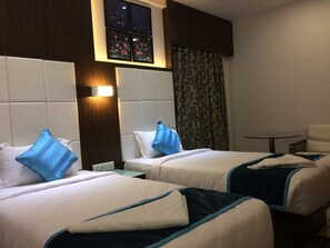 Executive Room, 2 Twin Beds | In-room safe, desk, iron/ironing board, free WiFi - Hotel Royal Shelter (Vapi)