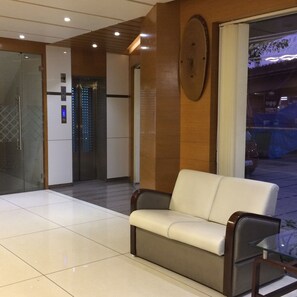 Coin salon dans le hall