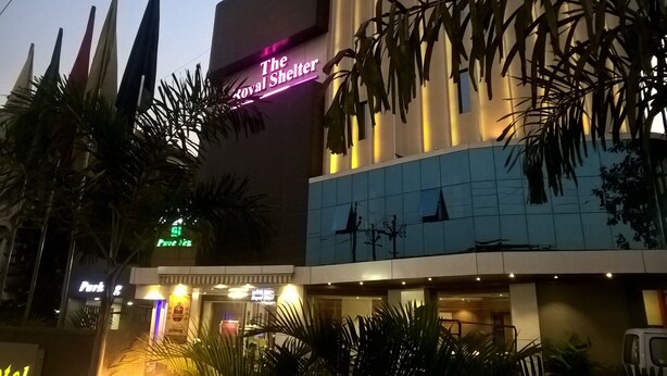 Un edificio con un cartel que dice "The Royal Shelter" y una entrada visible.