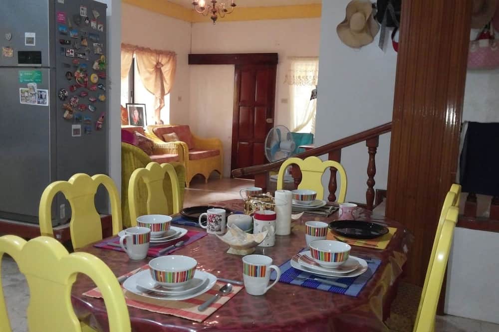 Yellow HOUSE Vacation Rental