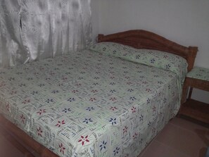 Free WiFi, bed sheets - Yellow HOUSE Vacation Rental (Olongapo)