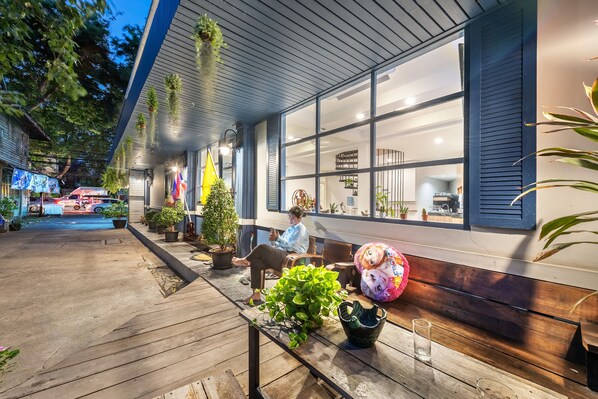 Majoituspaikan julkisivu illalla/yöllä