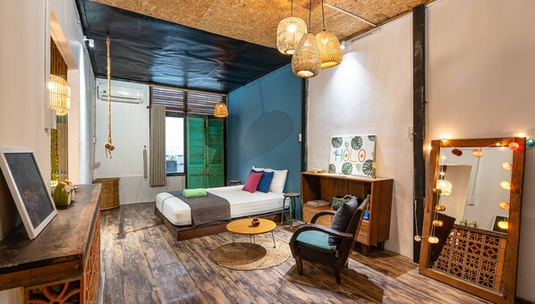 Deluxe Studio | Desk, soundproofing, iron/ironing board, rollaway beds