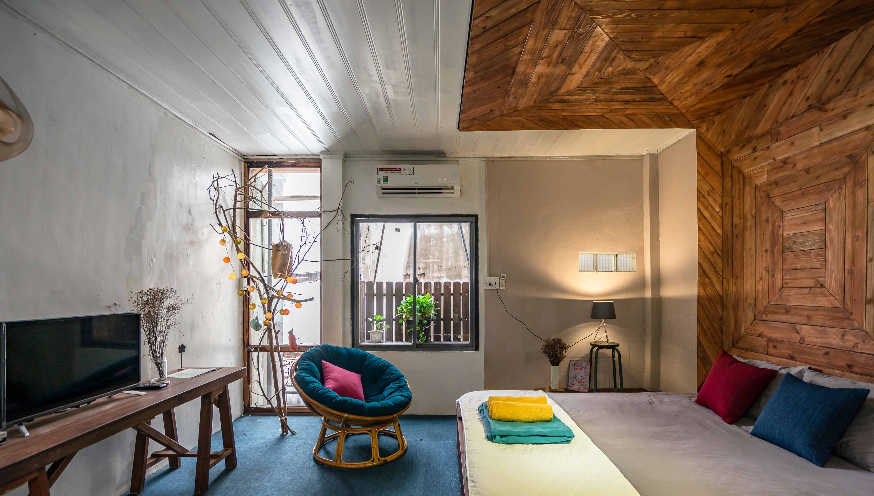 Studio | Desk, soundproofing, iron/ironing board, rollaway beds