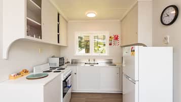Nhà (Waitangi Beach Bach 30A) | Bếp riêng | Tủ lạnh, lò vi sóng, lò nướng, bếp nấu