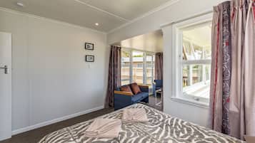 Waitangi Beach Bach 30A | 2 bedrooms, free WiFi, bed sheets