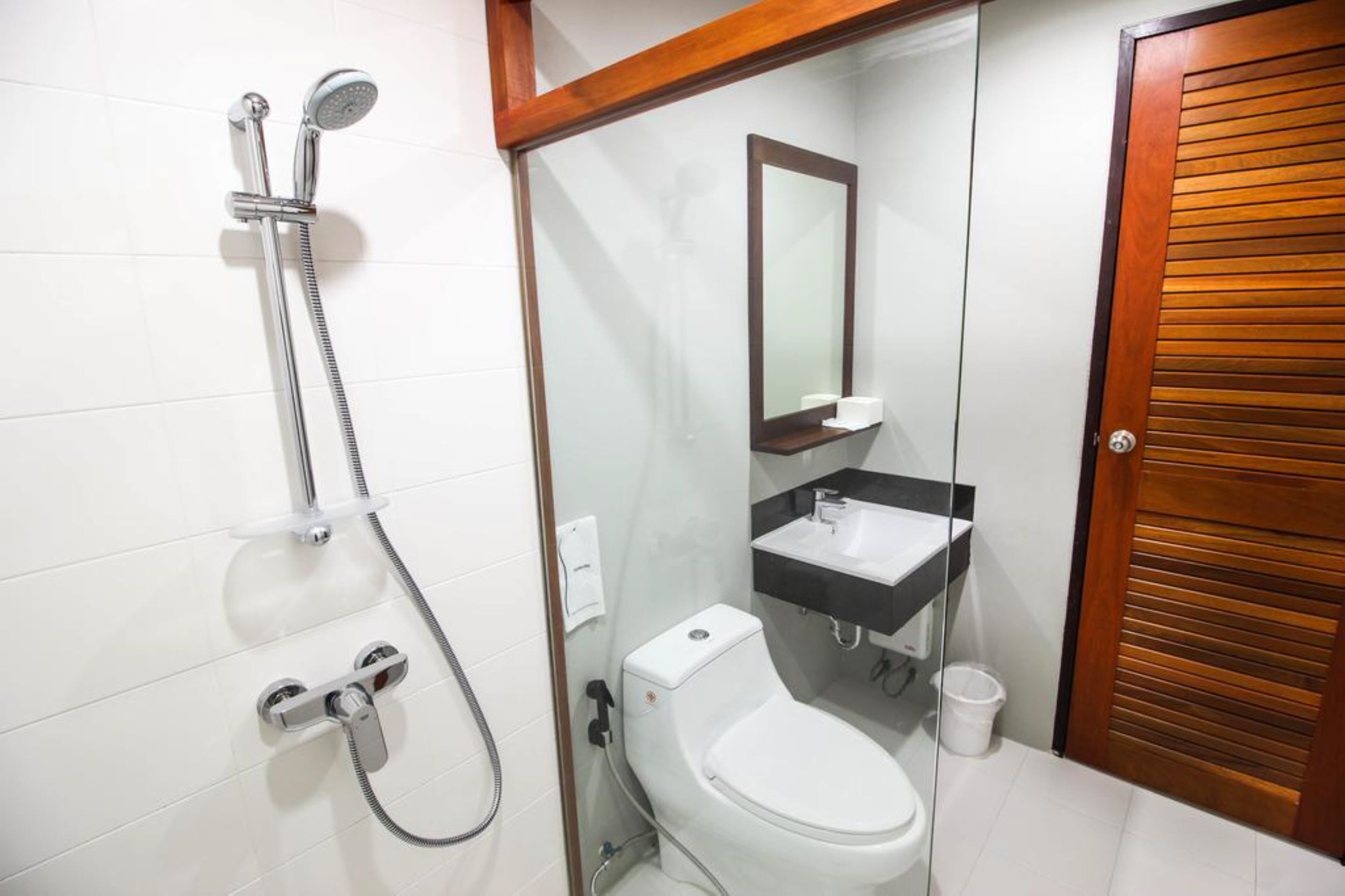 suite | bathroom | shower, free toiletries, towels