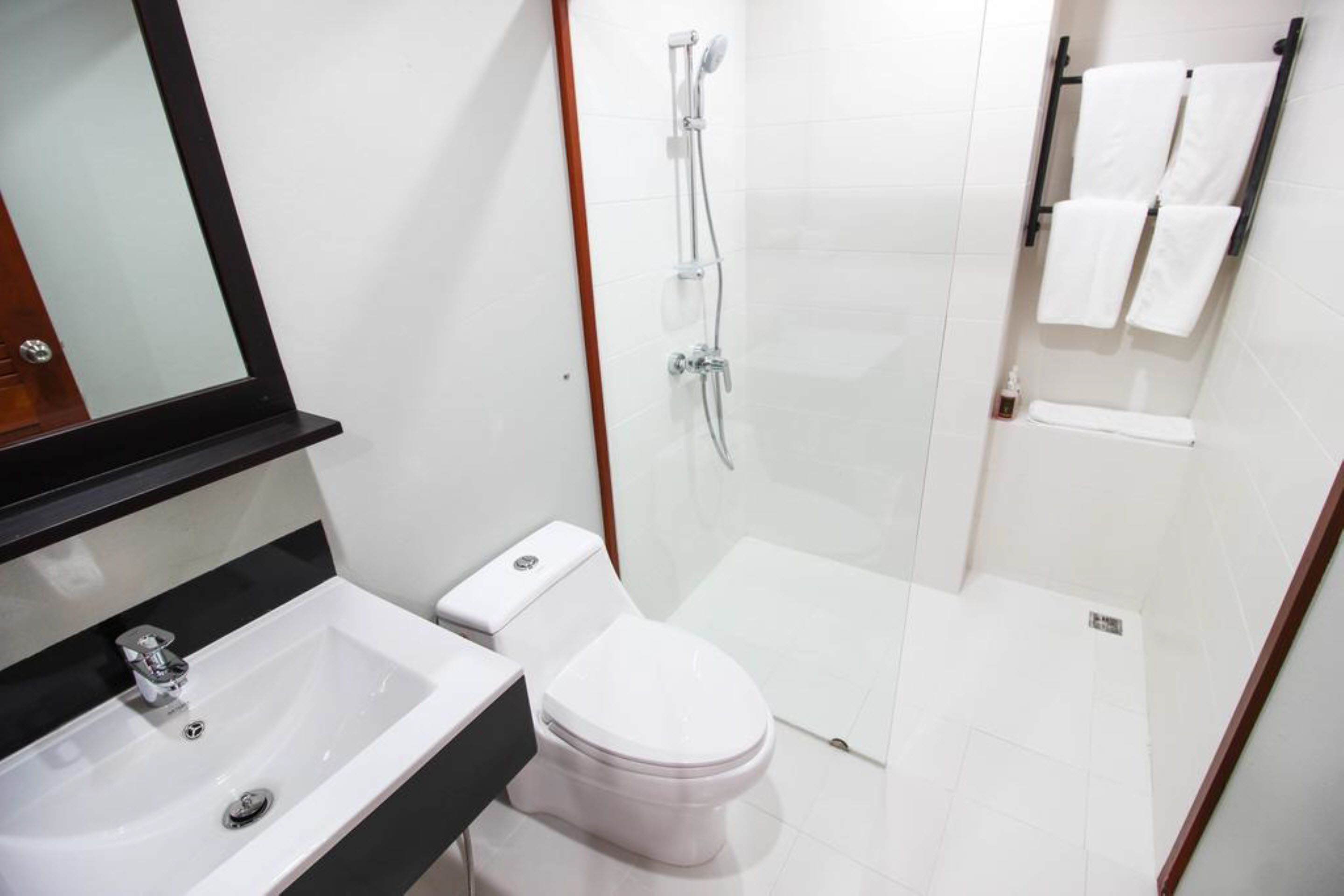 deluxe twin room | bathroom | shower, free toiletries, towels