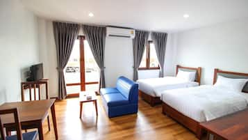 Deluxe Twin Room | Peralatan tempat tidur hipoalergenik, meja, langsir/tirai gelap terus 