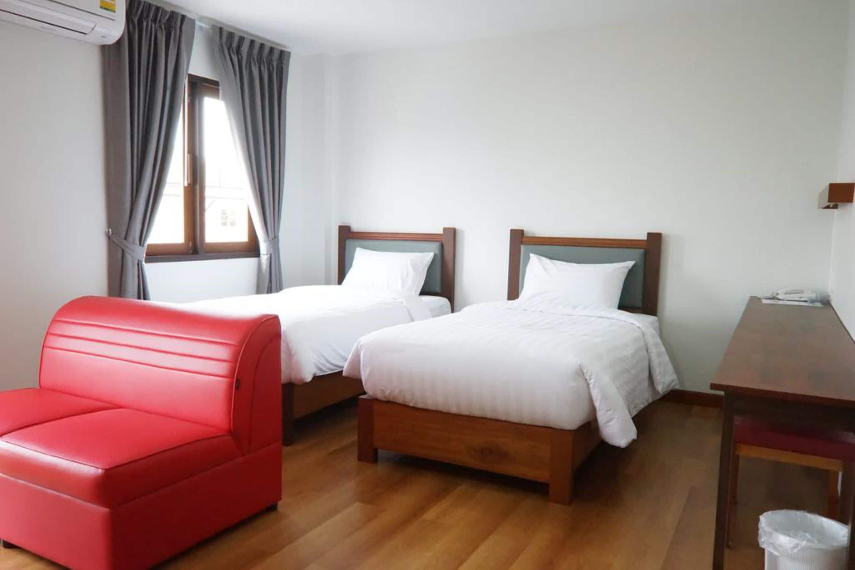 deluxe twin room | hypo-allergenic bedding, desk, blackout curtains, free wifi