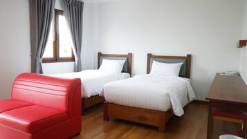 Chambre Deluxe avec lits jumeaux | Literie hypoallergénique, bureau, rideaux occultants, Wi-Fi gratuit