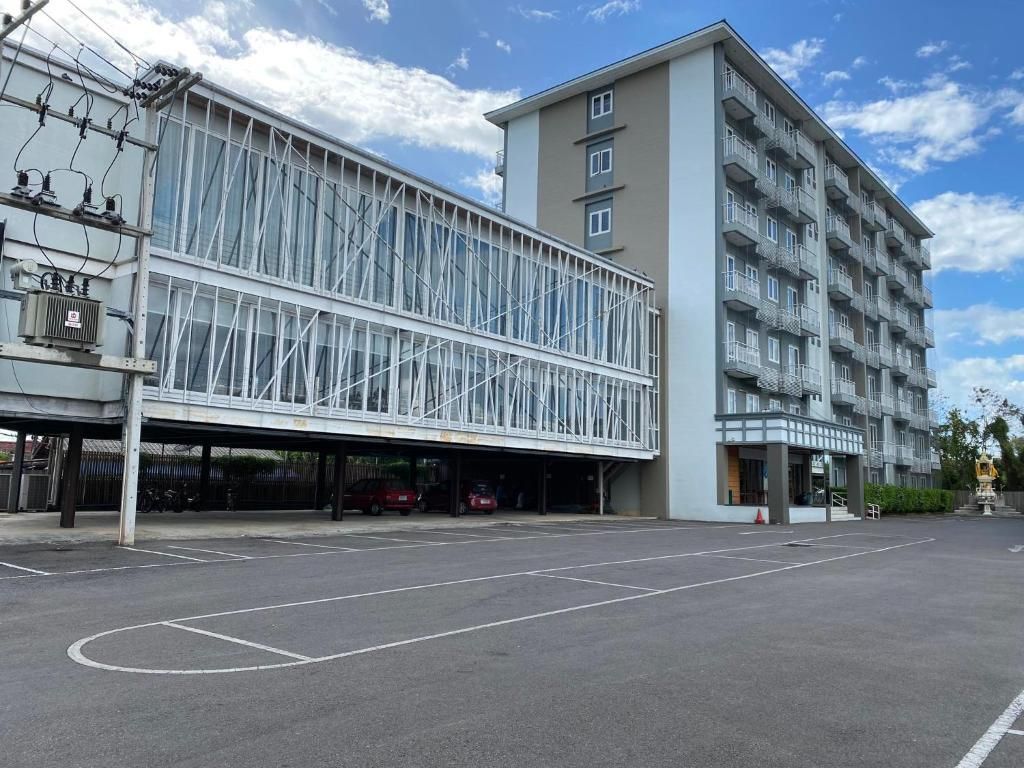 En byggnad med flera våningar, ett takförsett parkeringsområde och en klar himmel.
