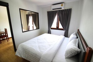 Hypo-allergenic bedding, desk, blackout curtains, free WiFi - Tai-Shan Suites (Ratchaburi)