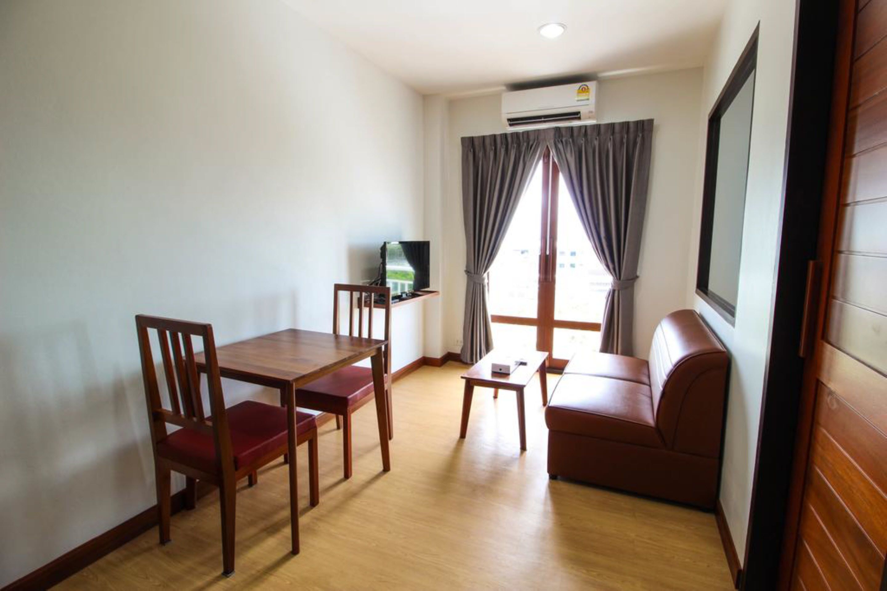 suite | living area | flat-screen tv