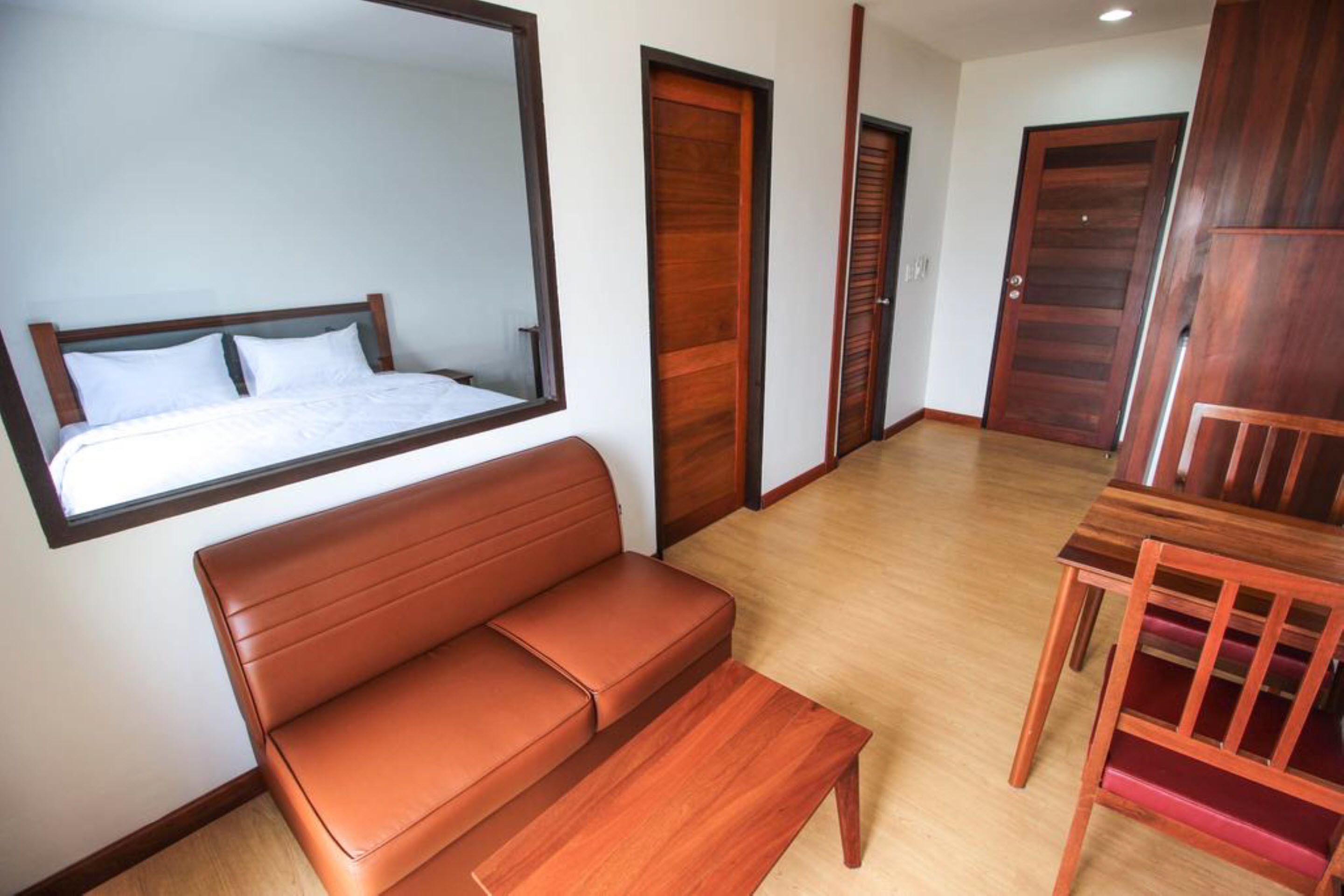 suite | living area | flat-screen tv