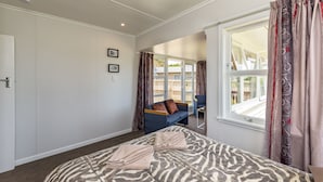 Maison (Waitangi Beach Bach 30B) | 2 chambres, accès au Wi-Fi (inclus), literie fournie