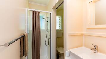 Nhà (Waitangi Beach Bach 30B) | Phòng tắm | Buồng tắm vòi sen, máy sấy tóc, khăn tắm