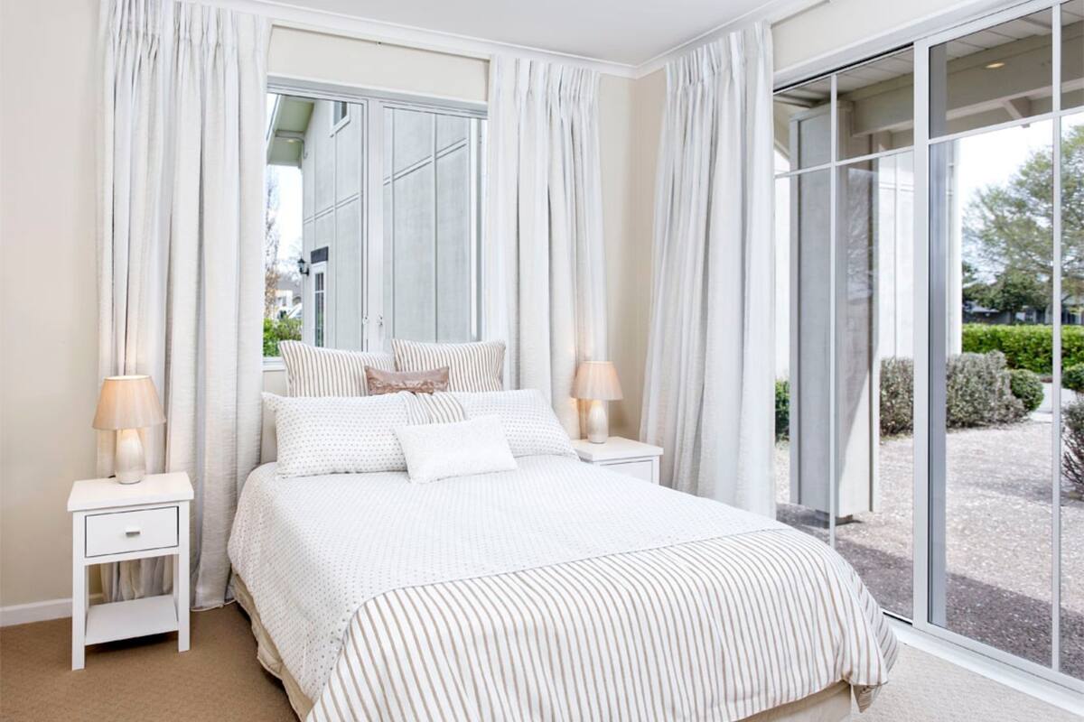 Deluxe Double Room, 1 Queen Bed, Shared Bathroom | Iron/ironing board (on request), WiFi (free)