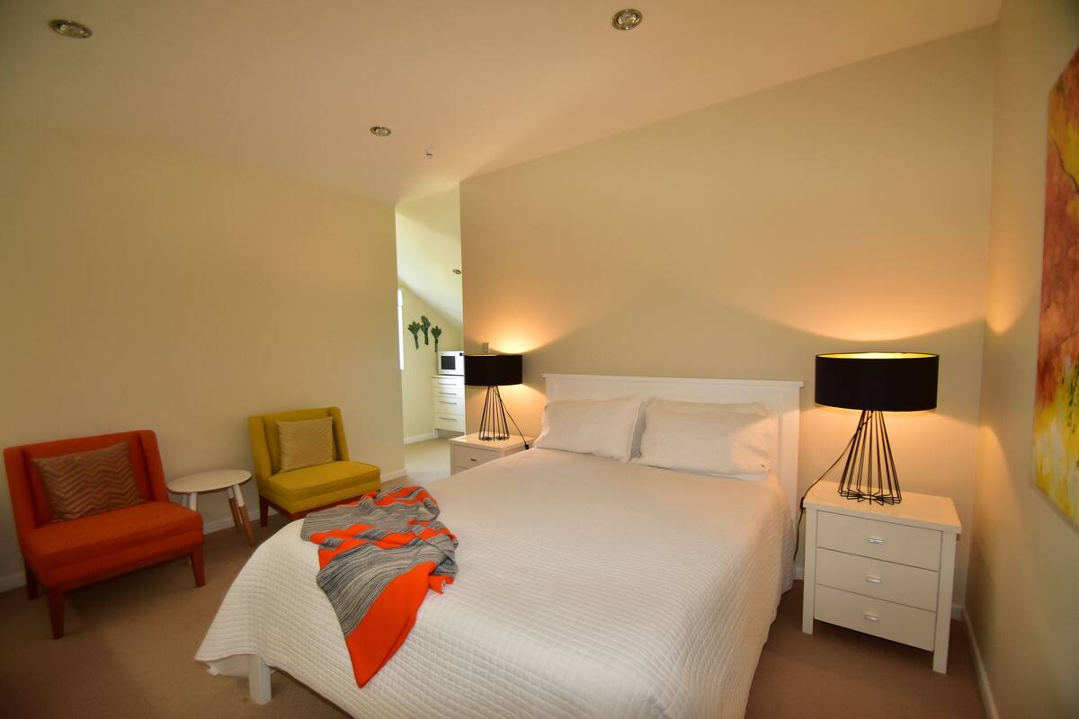 Superior Loft, 1 Queen Bed, Private Bathroom | Iron/ironing board (on request), WiFi (free)