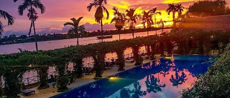 Una piscina al aire libre