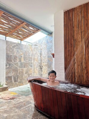 Articles de toilette gratuits, sĂšche-cheveux, peignoirs, chaussons