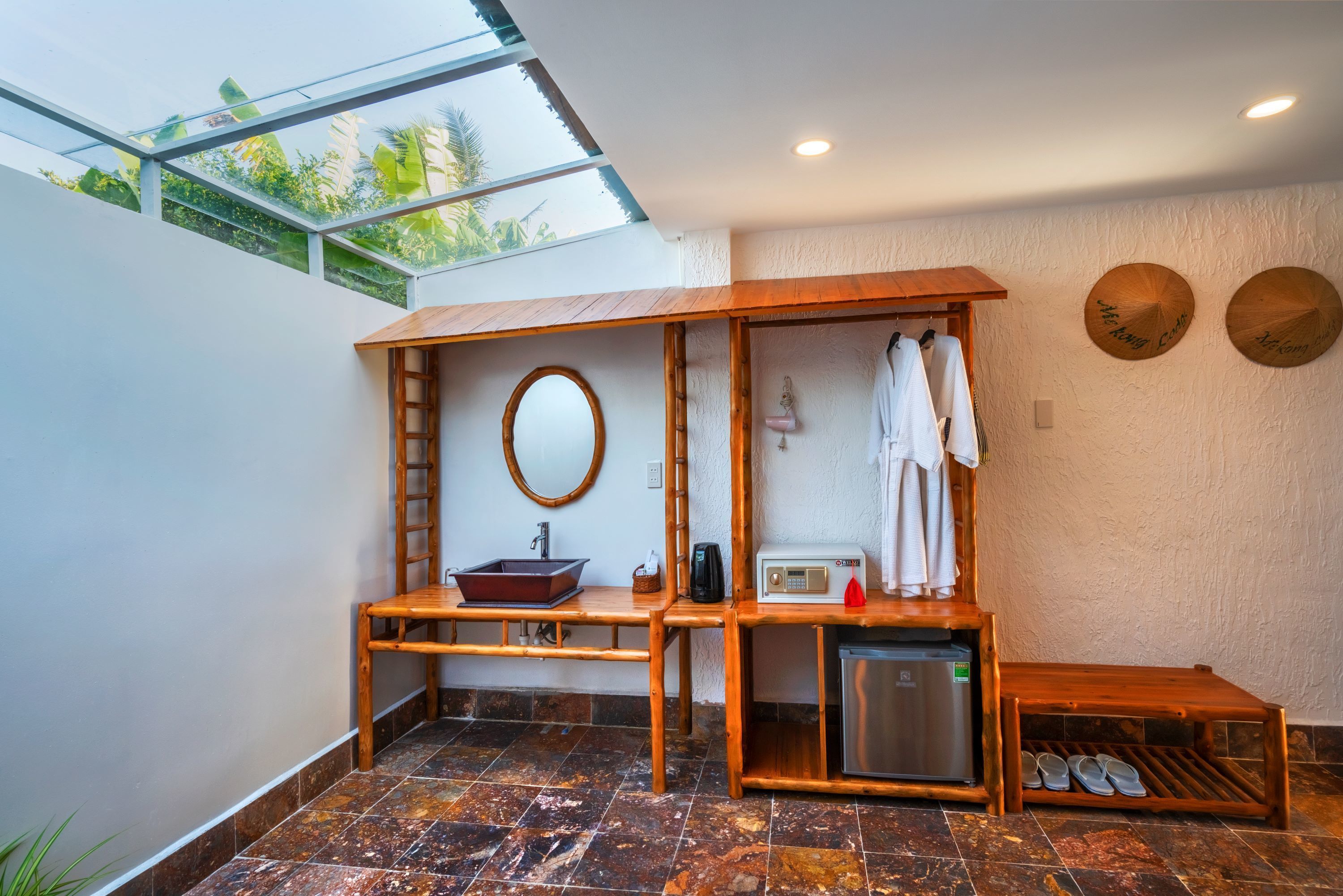 Artículos de tocador gratuitos, secador de pelo, batas, pantuflas