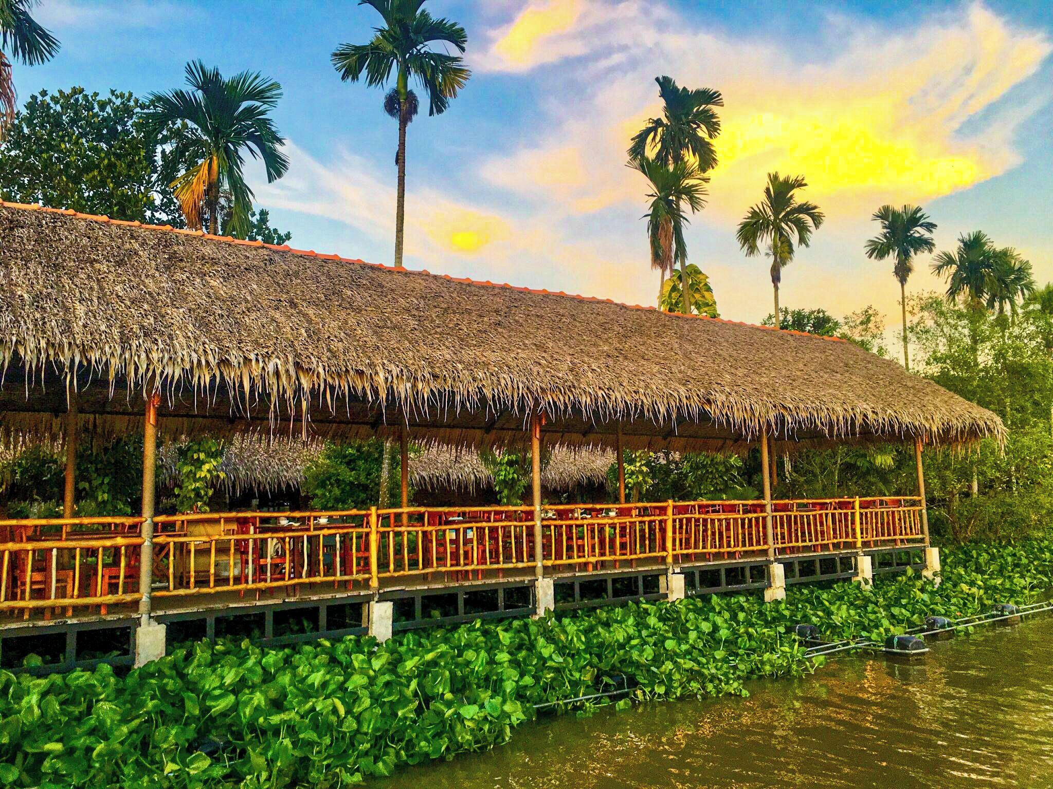 2 restaurantes, se sirve desayuno, cocina local e internacional 