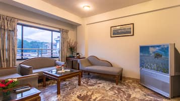 In-room safe, desk, laptop workspace, soundproofing