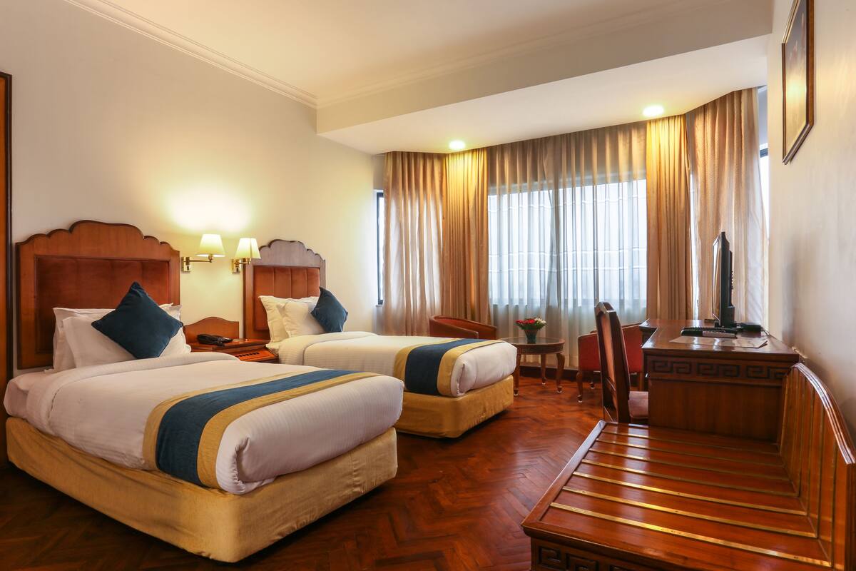 deluxe room, non smoking | in-room safe, desk, laptop workspace, soundproofing