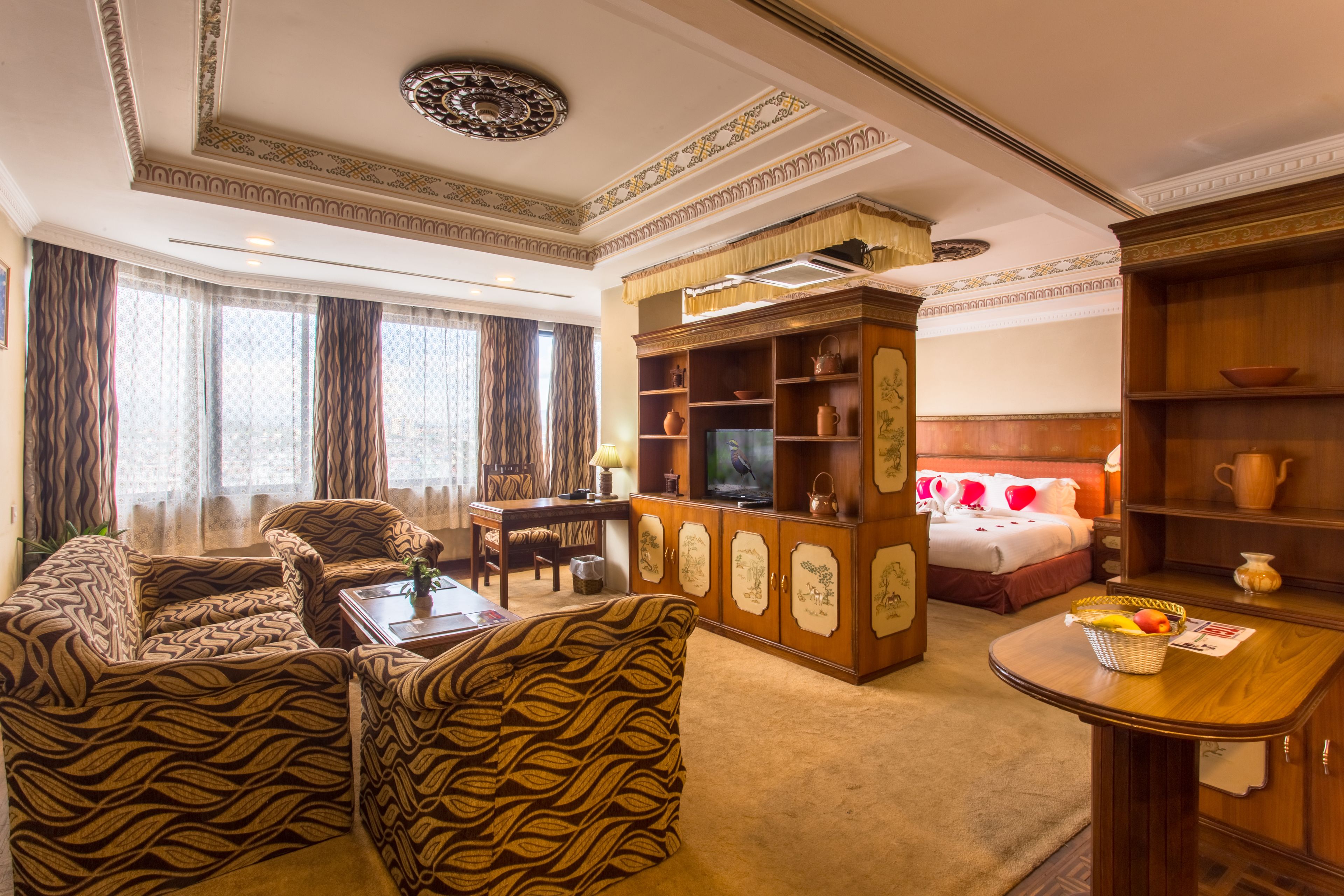 suite | in-room safe, desk, laptop workspace, soundproofing