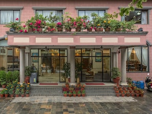 Property entrance - Hotel Le Himalaya by Best Resort Nepal (Kathmandu)
