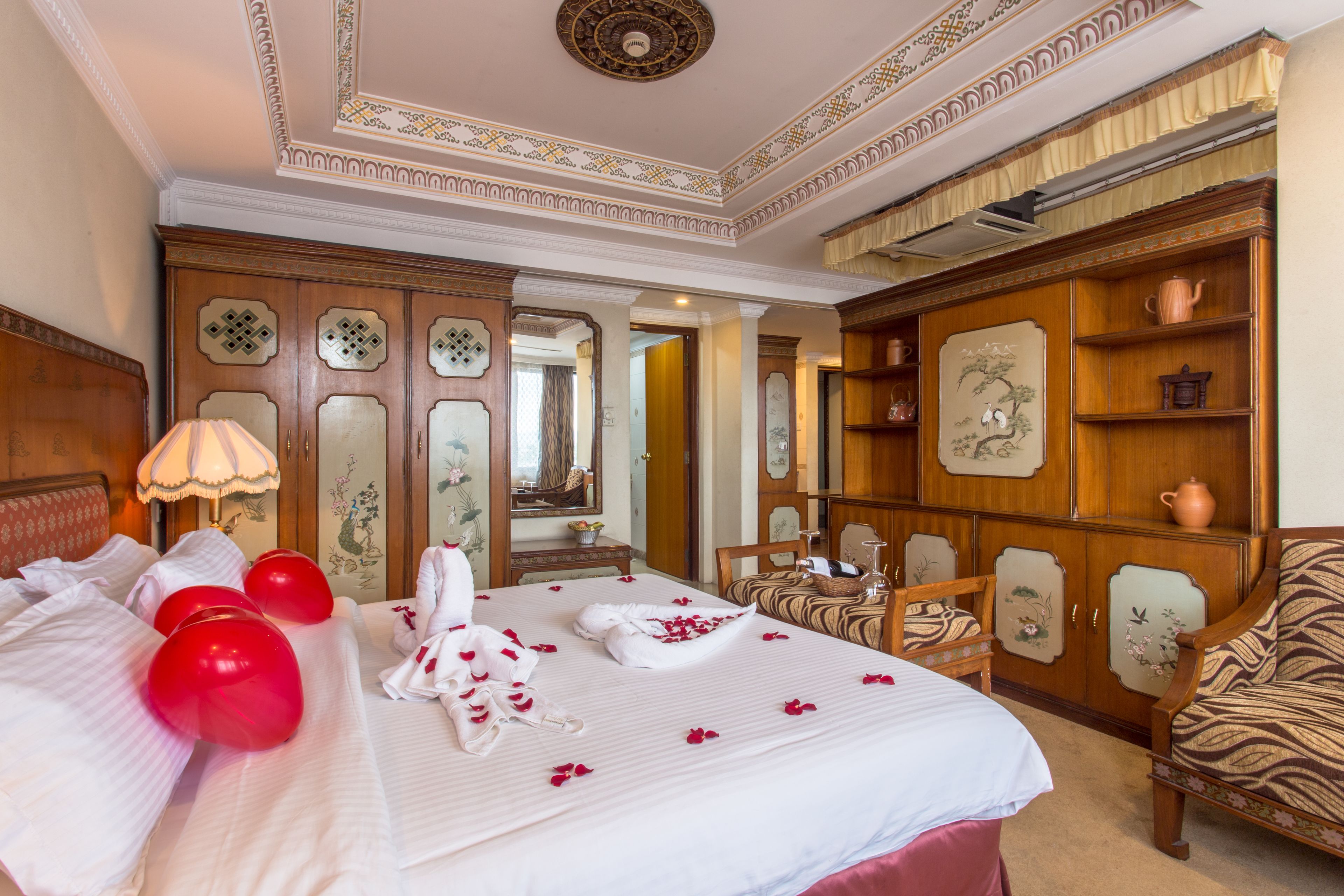 suite | in-room safe, desk, laptop workspace, soundproofing