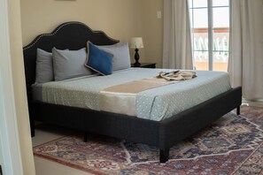 1 غرفة نوم وأغطية فراش متميزة وبديكورات فريدة لكل غرفة