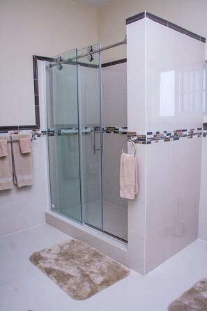 Chambre Prestige, 1 très grand lit, balcon, vue sur la mer | Douche de la salle de bain