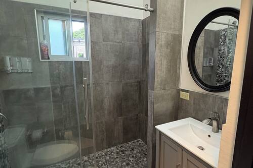Shower, rainfall showerhead, free toiletries, towels