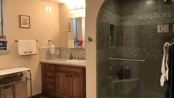 Appartamento Premium, letti multipli, non fumatori | Bagno | Doccia, soffione a pioggia, set di cortesia gratuito, asciugacapelli