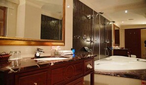 Phòng đôi hoặc 2 giường đơn Deluxe, không hút thuốc | Phòng tắm | Đồ dùng nhà tắm miễn phí, máy sấy tóc, dép đi trong nhà 