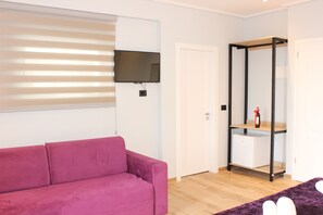 Deluxe Quadruple Room | Egyptian cotton sheets, premium bedding, down comforters - Bebi Apartments (Sarandë)