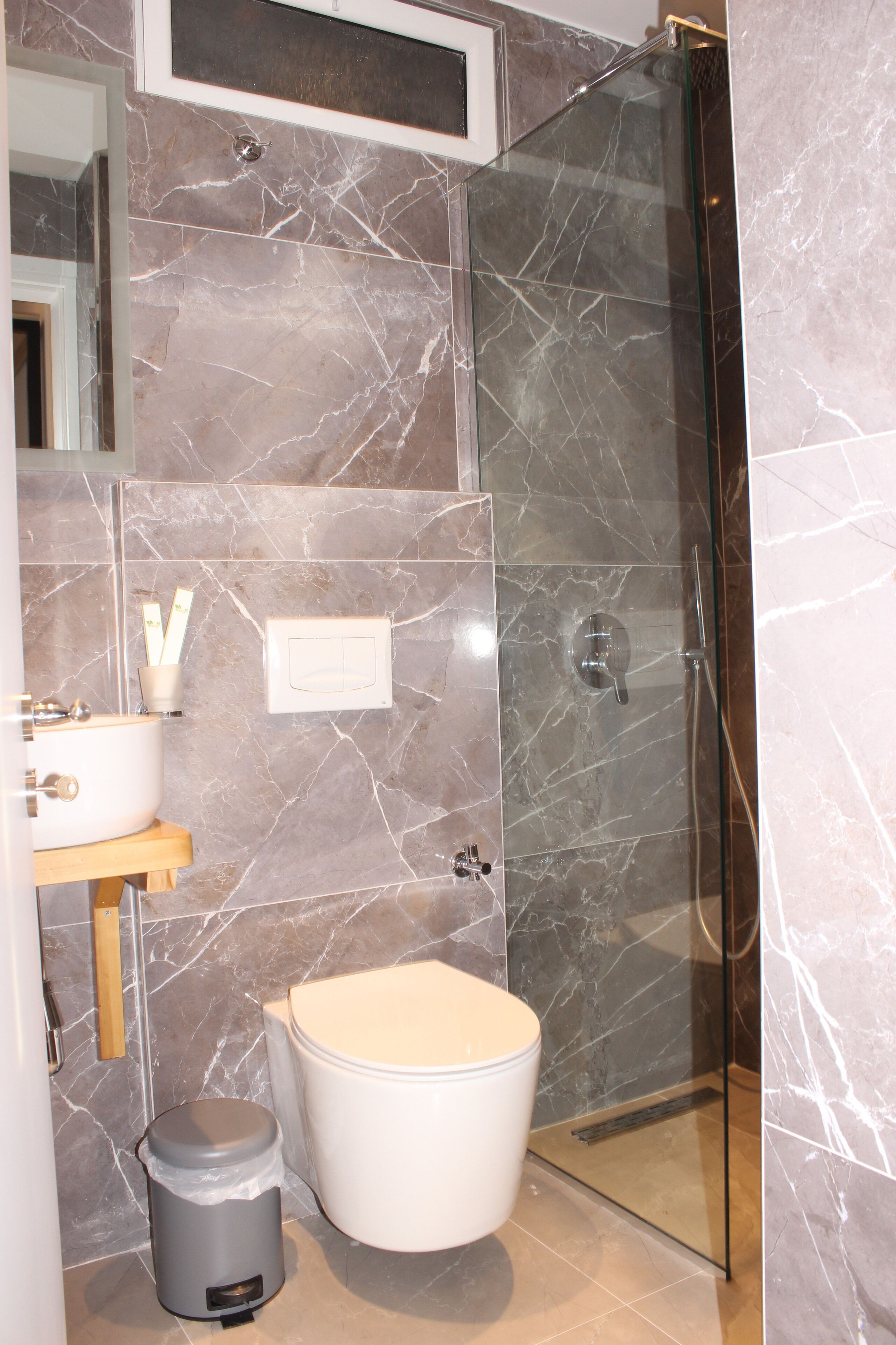 Chambre Triple | Salle de bain | Douche, douche à « effet pluie », articles de toilette gratuits