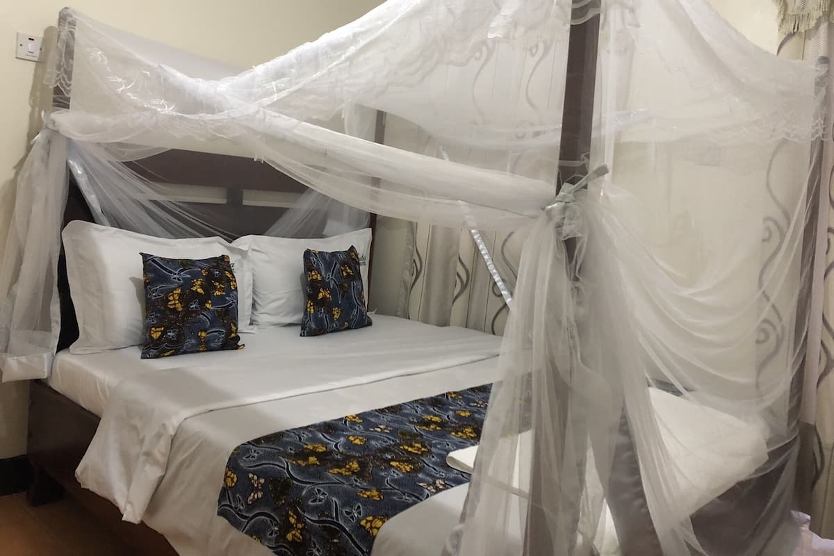 Quarto solteiro luxo, 1 cama de solteiro, acessível | Escrivaninha, ferros/tábuas de passar roupa, berços grátis