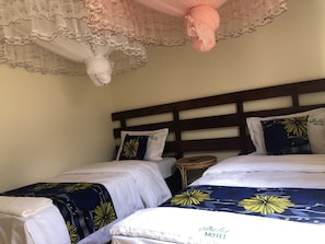 Habitación Deluxe con 2 camas individuales, accesible para personas con discapacidad | Escritorio, tabla de planchar con plancha, cunas gratuitas y wifi gratis