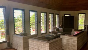 Villa superior, vista al océano (Villa Levu) | Sala de estar
