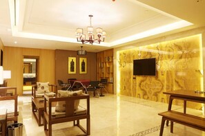 Presidential Suite | Peti besi dalam bilik, meja, langsir/tirai gelap terus, kalis bunyi 